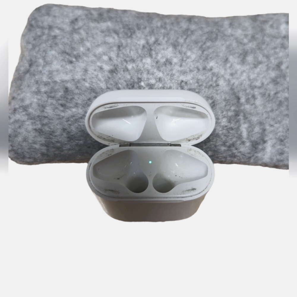 Apple Authentic Airpod Battery Charging Case (airpods not included)